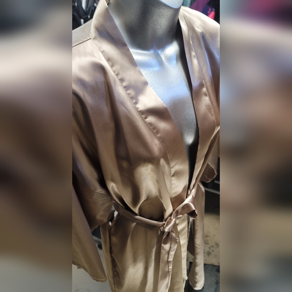 Robe - Picture 2 of 3